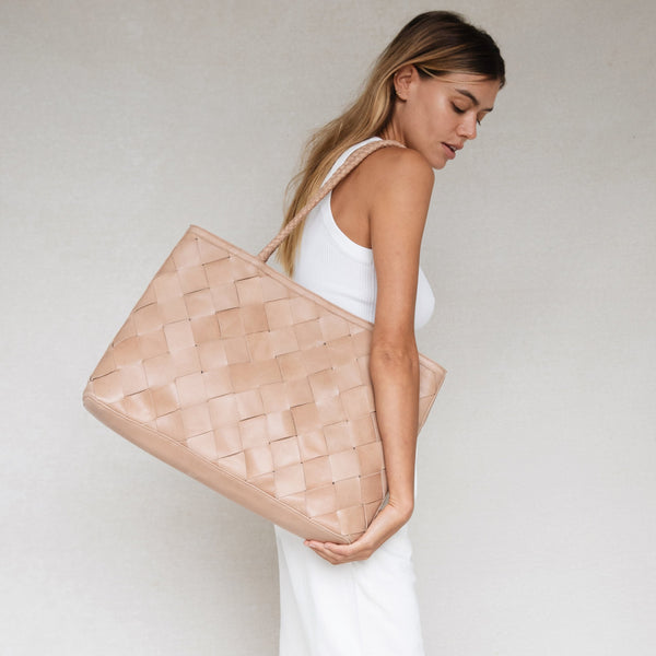 Bembien Gabrielle Bag Grande Weave in Caramel worn on the shoulder of a standing woman